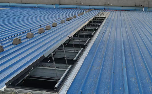 某城市大型商业综合体中庭潼关排烟窗工程